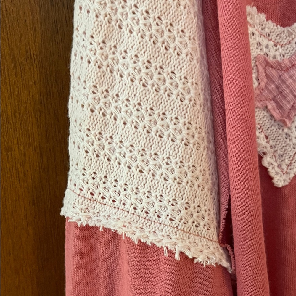 POL Mauve-Pink-White Star Appliqué Long Sleeve w/Scoop Neck & Open Work Accents - Picture 6 of 14